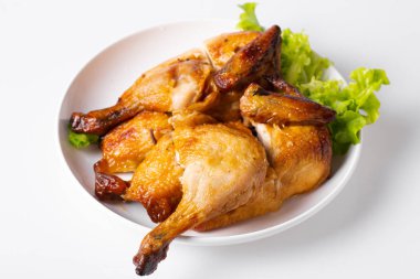 Beyaz tabakta doğranmış kavrulmuş tavuk, beyaz izole.