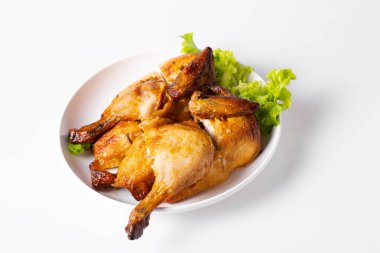 Beyaz tabakta doğranmış kavrulmuş tavuk, beyaz izole.