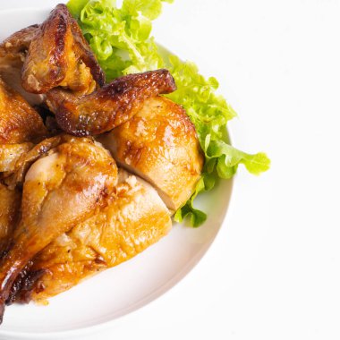 Beyaz tabakta doğranmış kavrulmuş tavuk, beyaz izole.