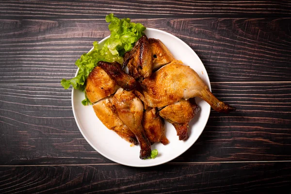 Нарезанный жареный цыпленок на деревянном столе . — стоковое фото
