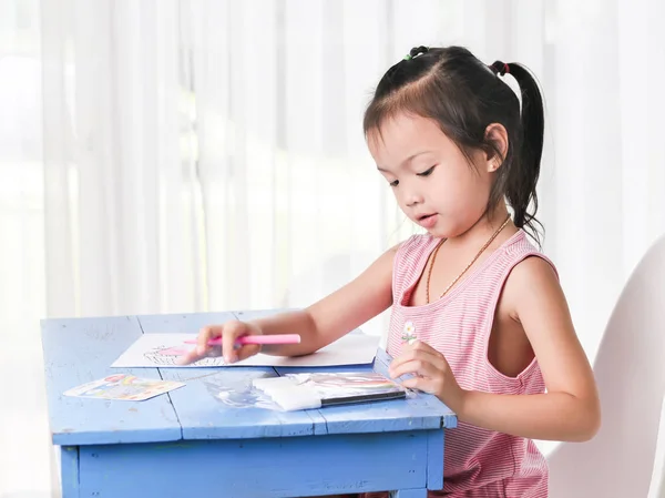 Cute Asian girl painting at home, lifestyle concept. — Stock Photo, Image