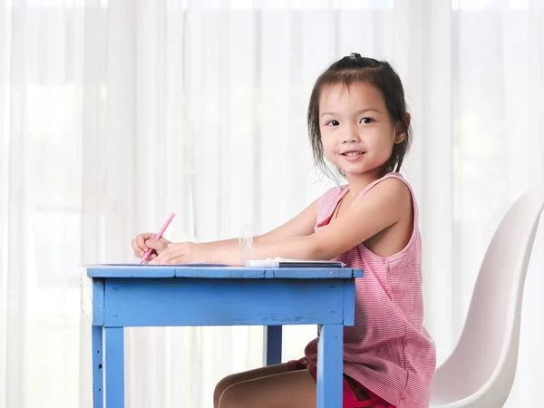 Cute Asian girl painting at home, lifestyle concept. — Stock Photo, Image