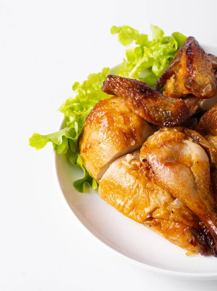 Обрубленный жареный цыпленок на белой тарелке, изолированный на белом . — стоковое фото