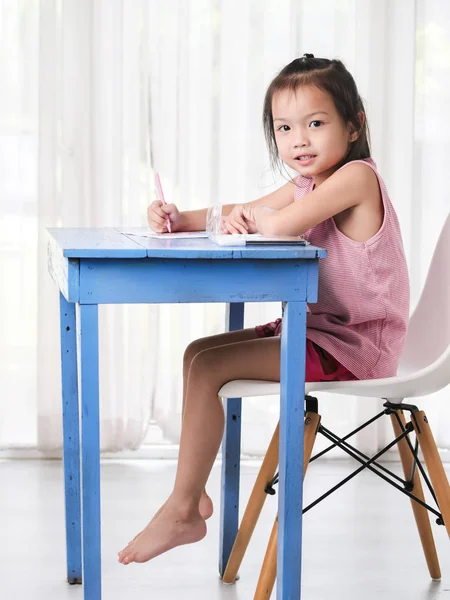 Menina asiática bonito pintura em casa, conceito de estilo de vida . — Fotografia de Stock