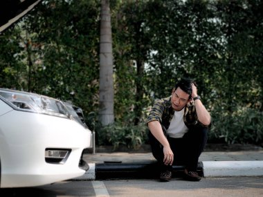 Araba sorunu ile Asyalı adam vurguladı ve yol ve c oturuyor