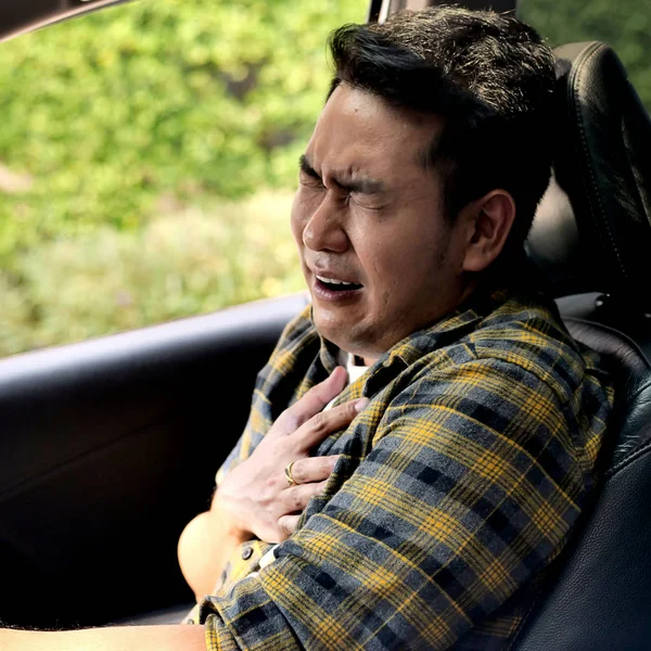Hombre asiático con ataque al corazón en coche, concepto de estilo de vida . —  Fotos de Stock