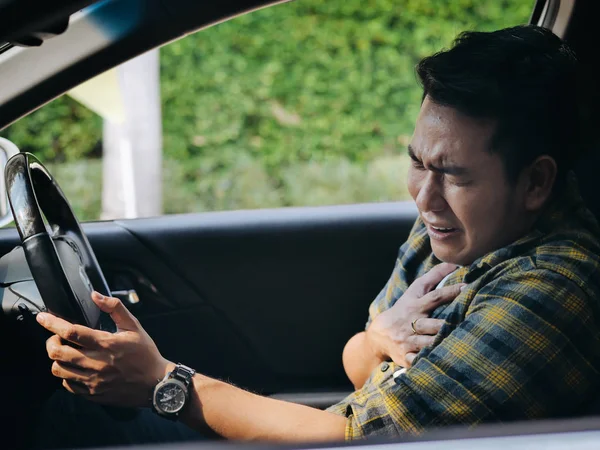 Asian man with heart attack in car, lifestyle concept. — Stock Photo, Image