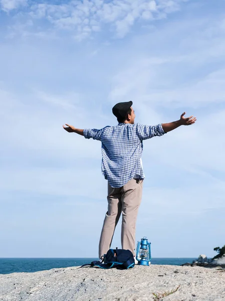 Asiatisk man Raising händer med blå himmel och topp bergsutsikt, Li — Stockfoto
