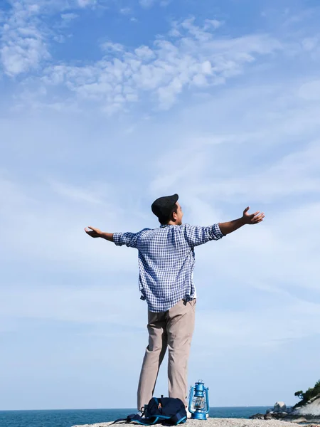 Asiatisk man Raising händer med blå himmel och topp bergsutsikt, Li — Stockfoto