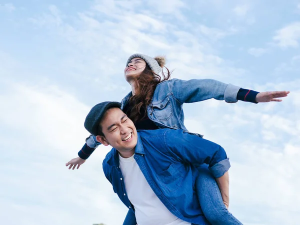 Κορίτσι ασιατικό ζευγάρι με μπλε ουρανό και σύννεφο, αγάπη έννοια. — Φωτογραφία Αρχείου
