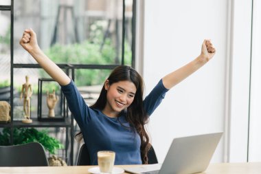 Akıllı Asyalı kadın dizüstü bilgisayar kullanarak ve kafe, lifest ellerini kaldırma