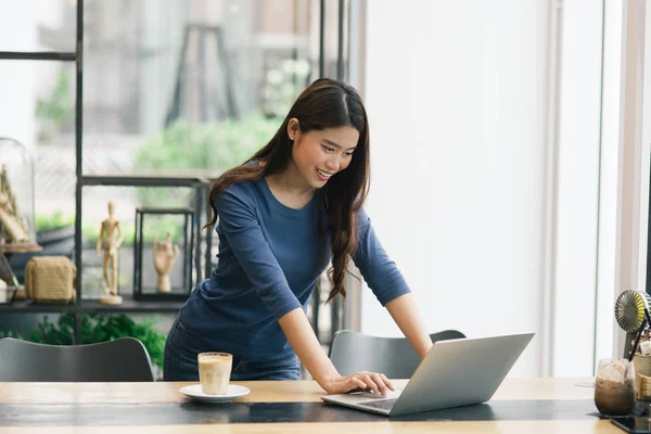 Smart-ázsiai nő használ laptop a kávézóban, életmód koncepció. — Stock Fotó