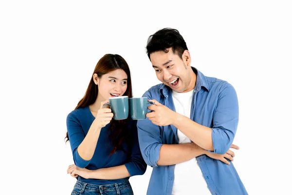 Fröhlich glücklich asiatisch pärchen trinken kaffee zusammen auf weiß b — Stockfoto