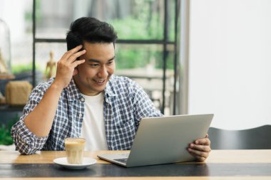 Kafe, iş konsepti ve co dizüstü bilgisayar ile çalışan Akıllı Asyalı adam