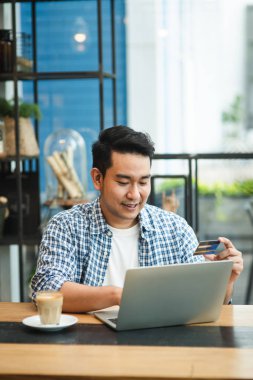 Online banka havalesi yapma, adam bir kredi kartı enter süre tutan