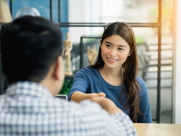 Junge Frau, die zum Vorstellungsgespräch kommt. Geschäftsleute — Stockfoto