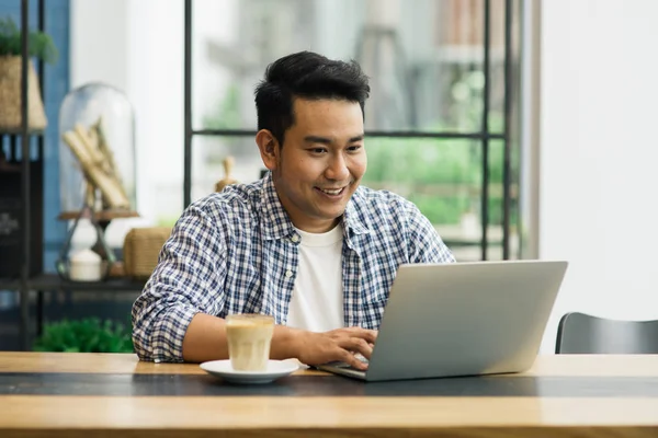 Okos ázsiai ember dolgozik laptop-ban kávézó, a munka fogalmát, és együtt — Stock Fotó