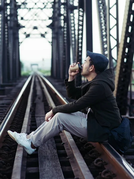 Asiatisk turist man i överrock dricka takeaway kaffekopp och s — Stockfoto