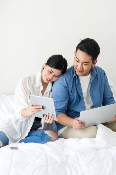 Feliz casal asiático usando laptop em casa, conceito de estilo de vida . — Fotografia de Stock