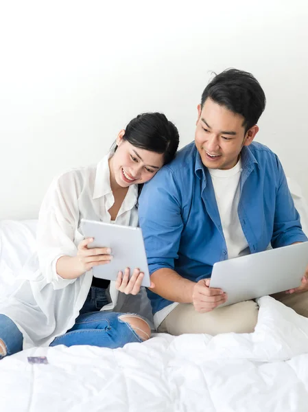 Feliz casal asiático usando laptop em casa, conceito de estilo de vida . — Fotografia de Stock