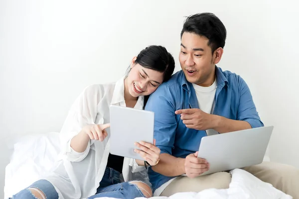 Surpreendente casal asiático usando laptop em casa, conceito de estilo de vida . — Fotografia de Stock