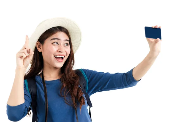 Felice donna turistica asiatica in possesso di carta di credito con sorprendente, i — Foto Stock