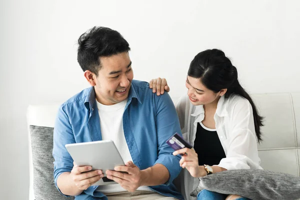 Surpreendente casal asiático usando tablet em casa, conceito de estilo de vida . — Fotografia de Stock