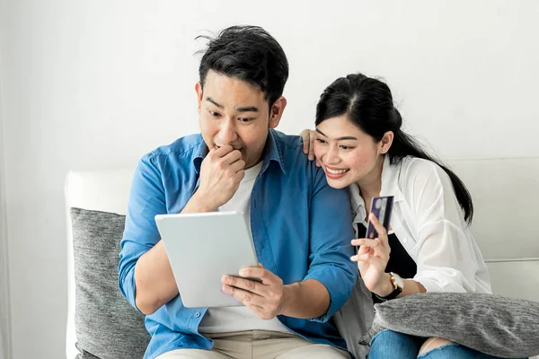 Surpreendente casal asiático usando tablet em casa, conceito de estilo de vida . — Fotografia de Stock