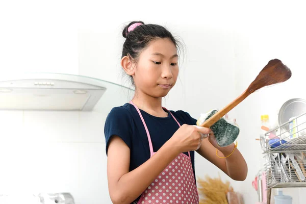 Азиатская девушка мыть посуду на кухне на дому, стиль жизни по дому — стоковое фото