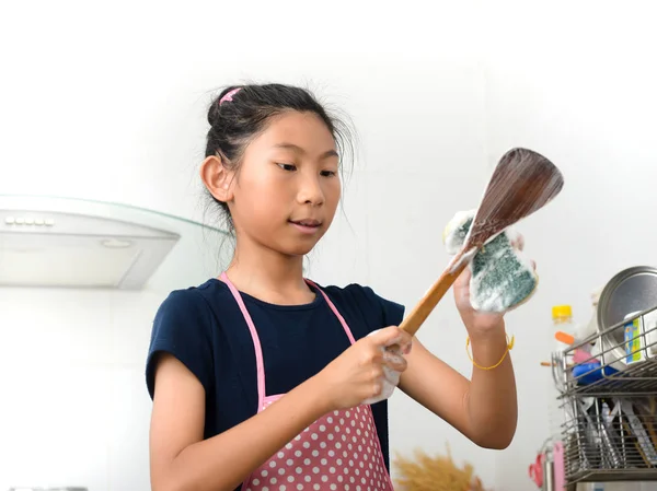 Aziatische meisje wassen gerechten in de keuken thuis, huishoudelijk werk lifestyl — Stockfoto