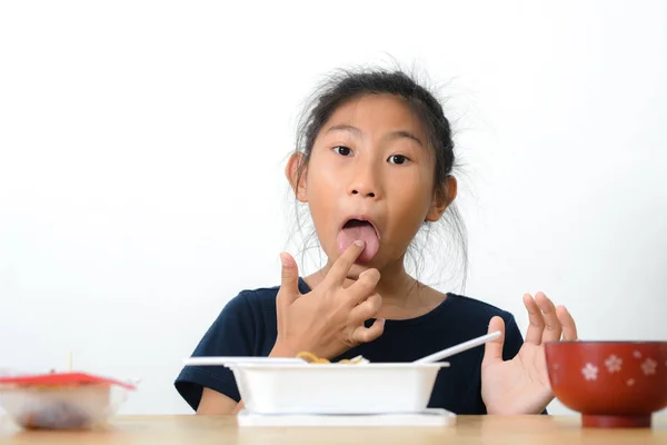 Asiatico ragazza mangiare spaghetti cibo scatola da conveniente negozio, modo — Foto Stock