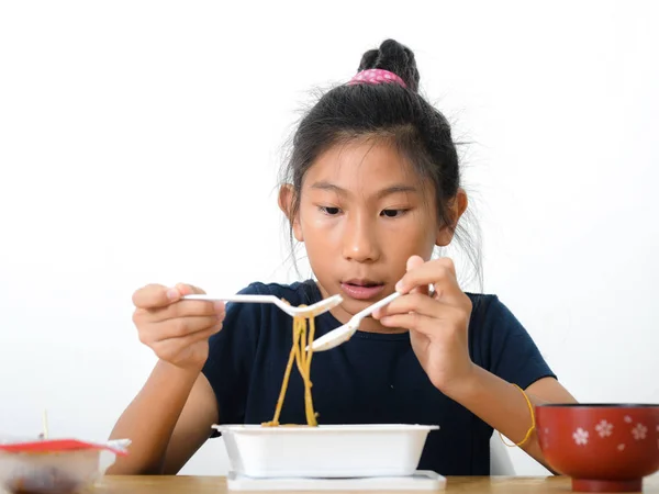 Aziatisch meisje eten spaghetti eten box van handige winkel, modus — Stockfoto