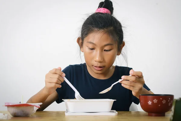 Chica asiática comiendo espaguetis caja de comida de la tienda conveniente, modo —  Fotos de Stock