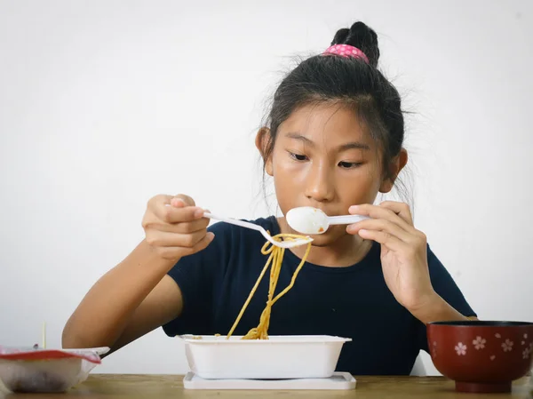 Aziatisch meisje eten spaghetti eten box van handige winkel, modus — Stockfoto