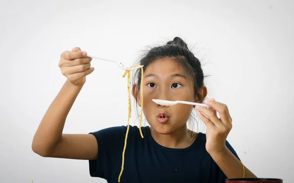 コンビニエンスストアからスパゲッティ食品ボックスを食べるアジアの女の子、モード — ストック写真