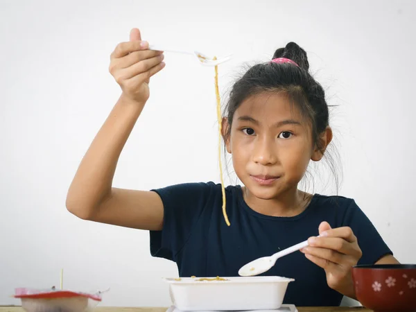 Asiatico ragazza mangiare spaghetti cibo scatola da conveniente negozio, modo — Foto Stock