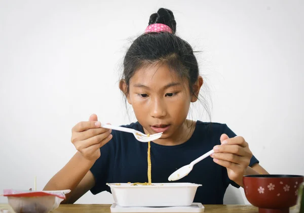 Chica asiática comiendo espaguetis caja de comida de la tienda conveniente, modo —  Fotos de Stock