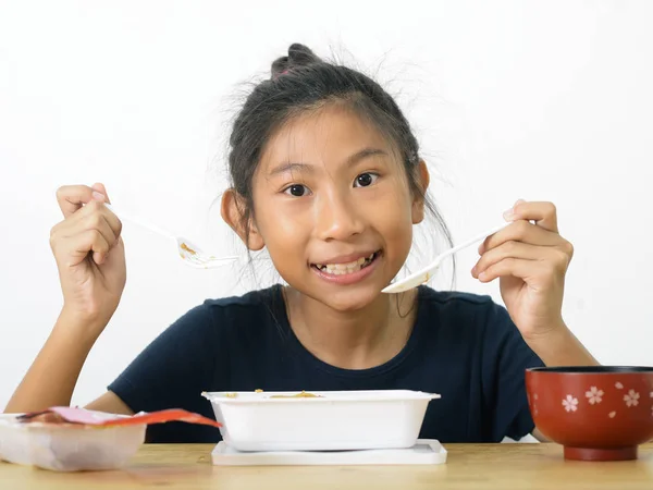 Asiatico ragazza mangiare spaghetti cibo scatola da conveniente negozio, modo — Foto Stock