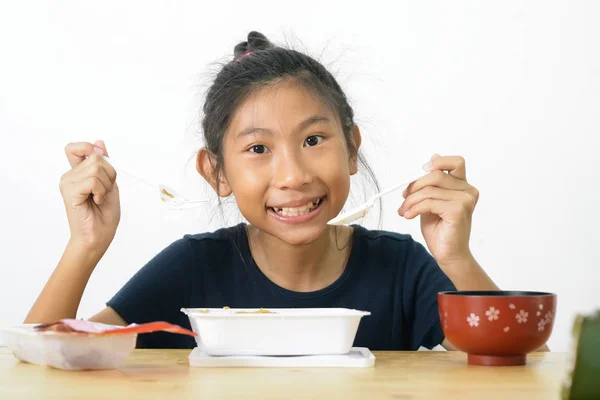 Menina asiática comendo caixa de comida de espaguete de loja conveniente, modo — Fotografia de Stock