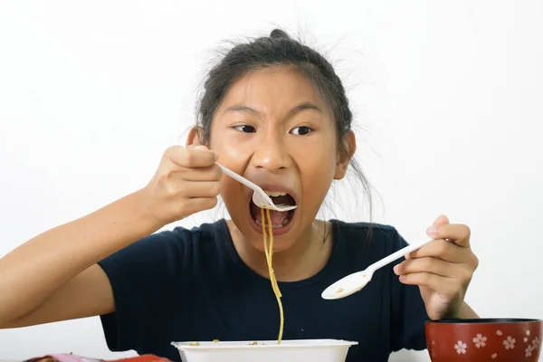 Aziatisch meisje eten spaghetti eten box van handige winkel, modus — Stockfoto