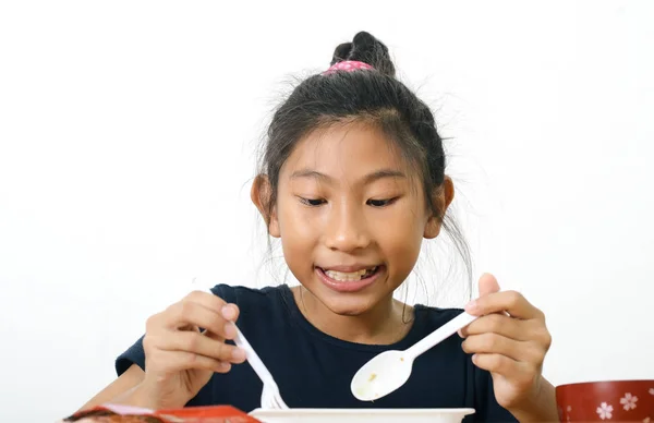Asijská dívka na špagetové krabici z pohodlného obchodu, režim — Stock fotografie