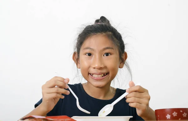 Asiatische Mädchen essen Spaghetti Lebensmittelbox aus bequemen Laden, Modus — Stockfoto