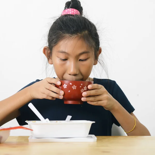 Chica asiática comiendo espaguetis caja de comida y plato de sopa de convenie — Foto de Stock