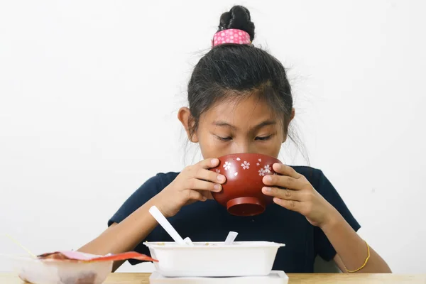 アジアの女の子は、コンベニーからスパゲッティ食品ボックスとスープボウルを食べる — ストック写真