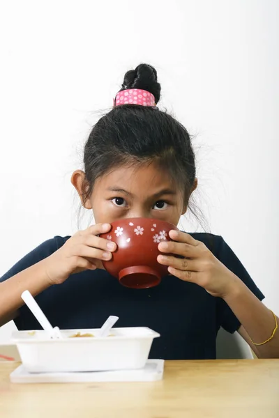 Chica asiática comiendo espaguetis caja de comida y plato de sopa de convenie —  Fotos de Stock