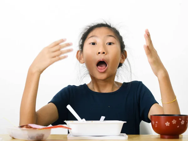コンビニエンスストアからスパイシーなスパゲッティ食品ボックスを食べるアジアの女の子 — ストック写真