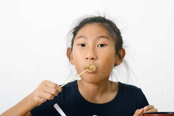 コンビニエンスストアからスパゲッティ食品ボックスを食べるアジアの女の子、モード — ストック写真