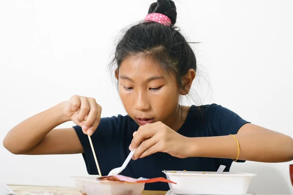 Asiatico ragazza mangiare spaghetti cibo scatola da conveniente negozio, modo — Foto Stock