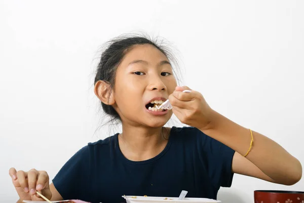 Menina asiática comendo caixa de comida de espaguete de loja conveniente, modo — Fotografia de Stock