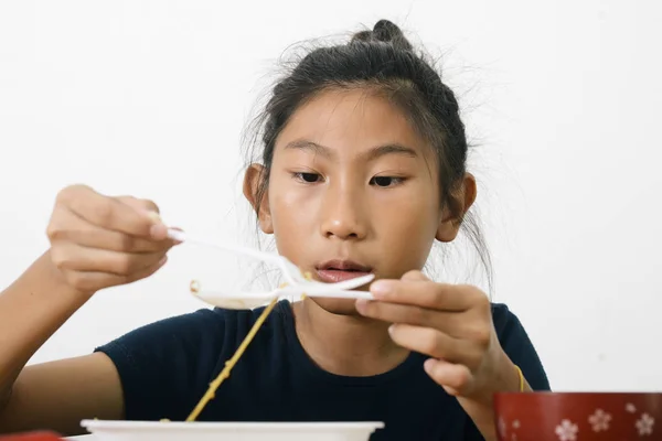 Asiatico ragazza mangiare spaghetti cibo scatola da conveniente negozio, modo — Foto Stock